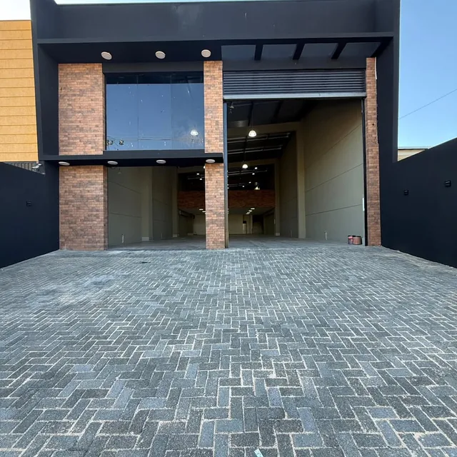 Barracão comercial com piso intertravado e portas automáticas na Zona Leste