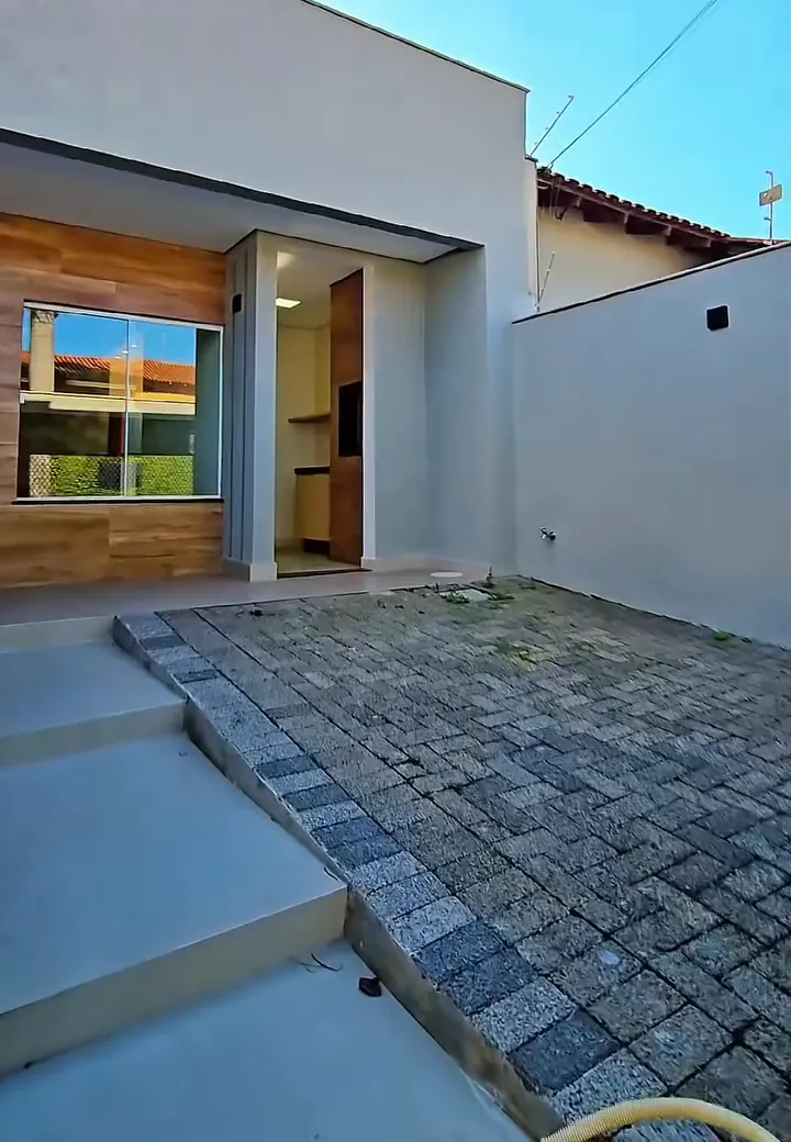 Área externa de casa moderna à venda pela Imobiliária Vasconcelos