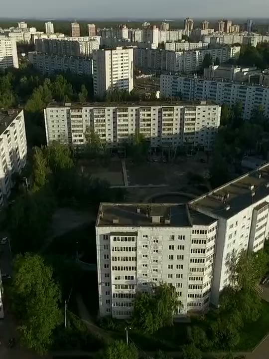 Vista aérea de condomínio de apartamentos com jardins