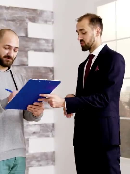 Casal assinando contrato de imóvel com o corretor