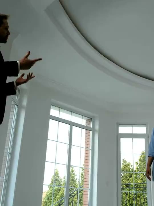Corretor apresentando uma casa para uma família